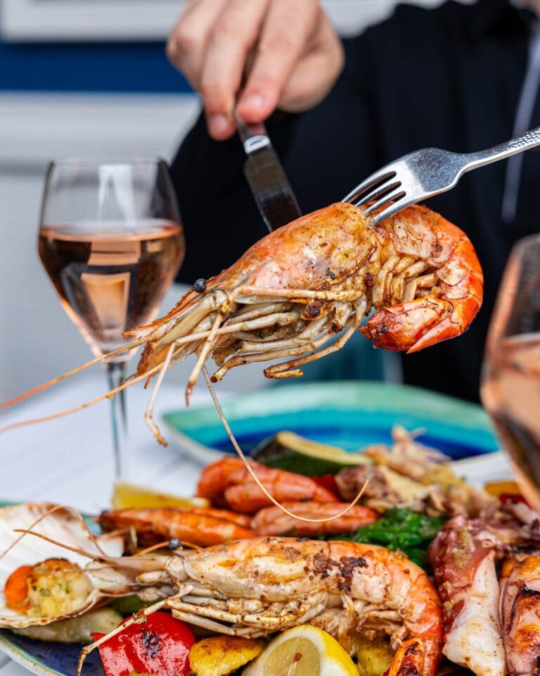 Fischgericht mit Meeresfrüchten