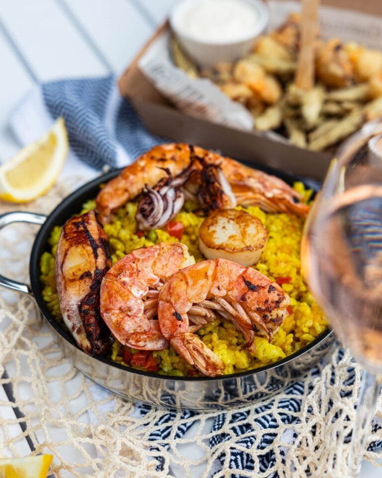 Gegrillte Meeresfrüchte mit Reis auf dem Teller
