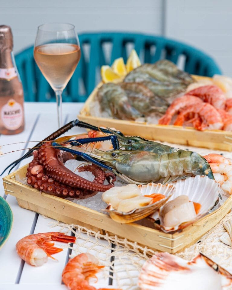 Frische Meeresfrüchte mit Krabbe, Muscheln und Oktopus